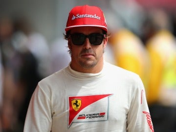 Alonso se pasea por el paddock