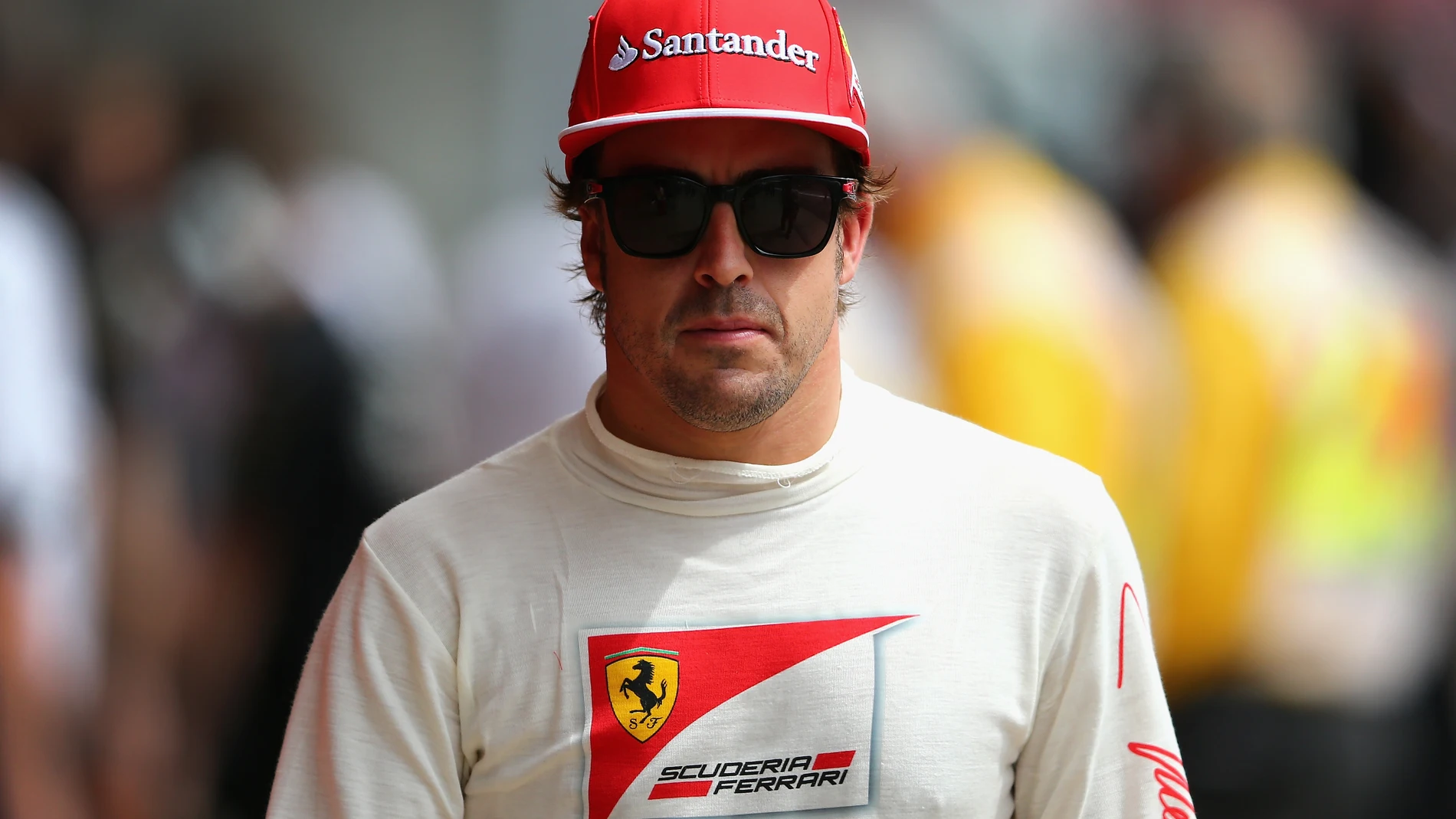 Alonso se pasea por el paddock