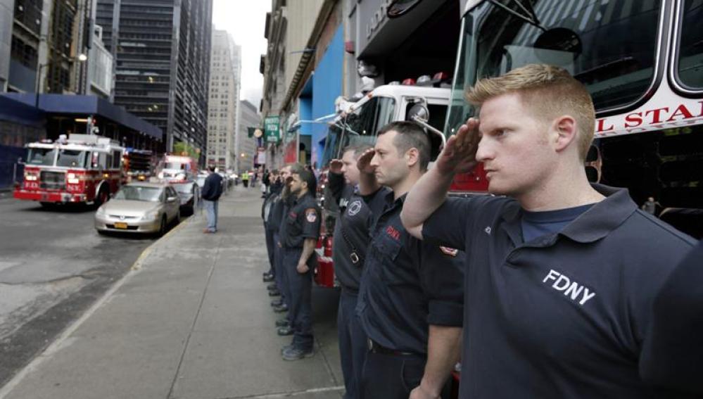 La Policía y los bomberos, presentes en el homenaje
