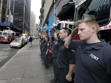 La Policía y los bomberos, presentes en el homenaje