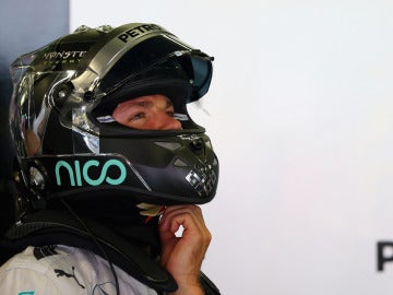 Rosberg se ajusta el casco