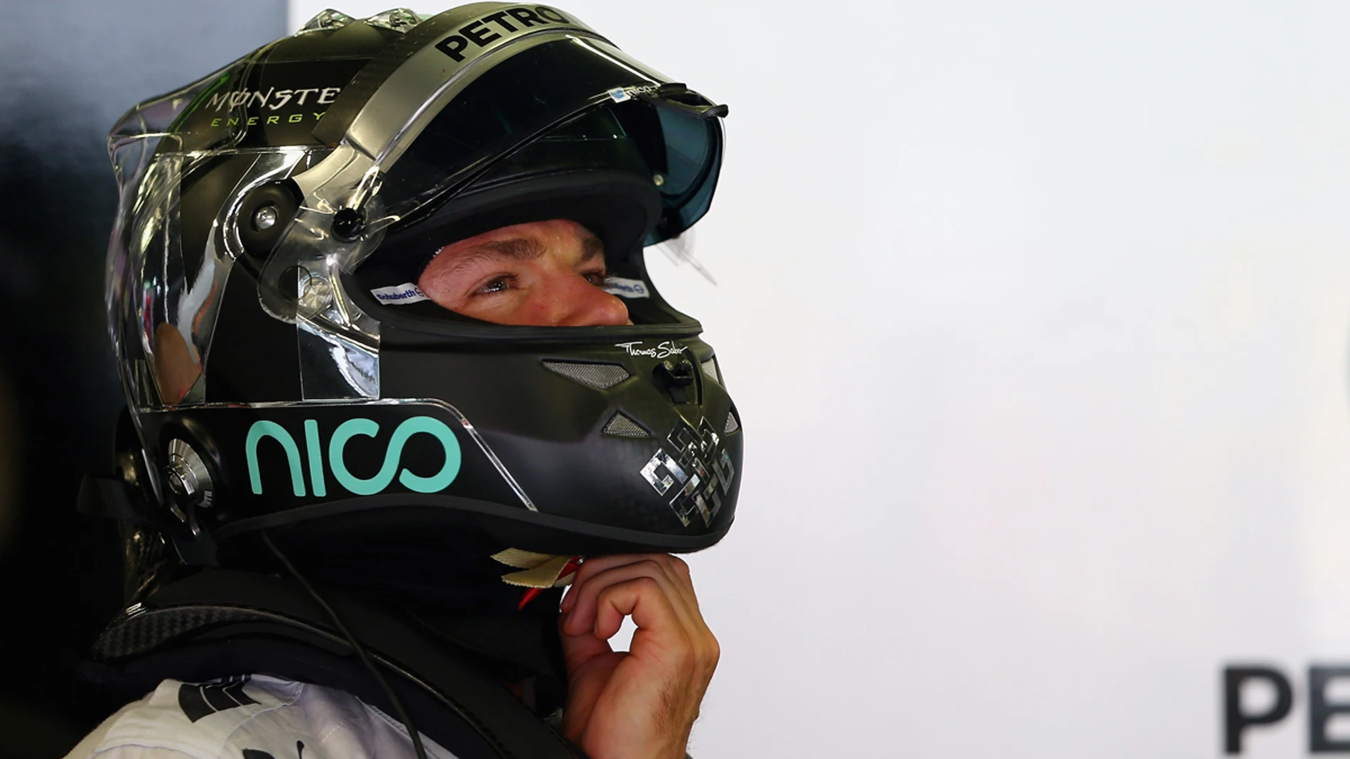 Rosberg se ajusta el casco