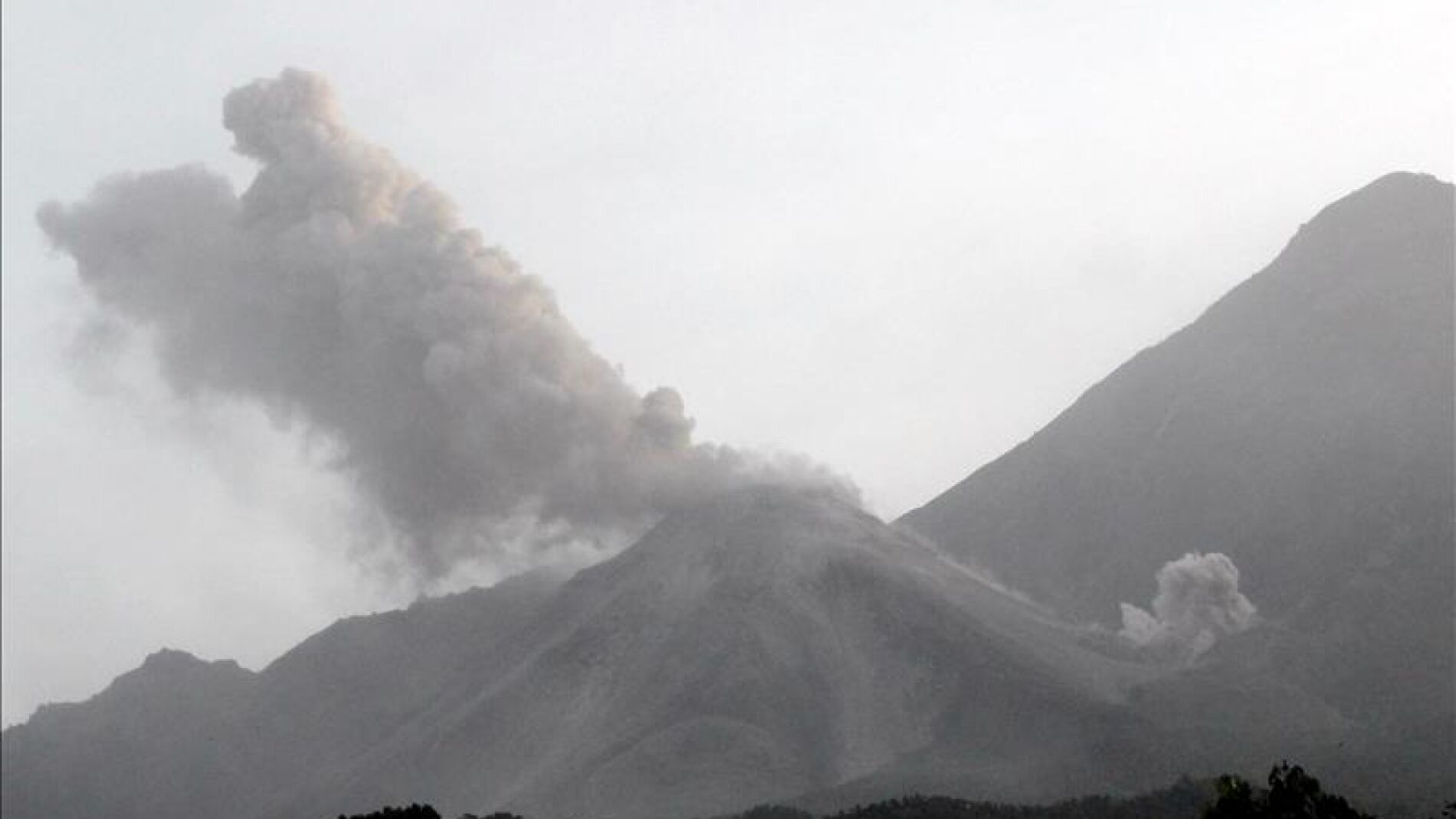 Entra en erupci&oacute;n un volc&aacute;n en Guatemala