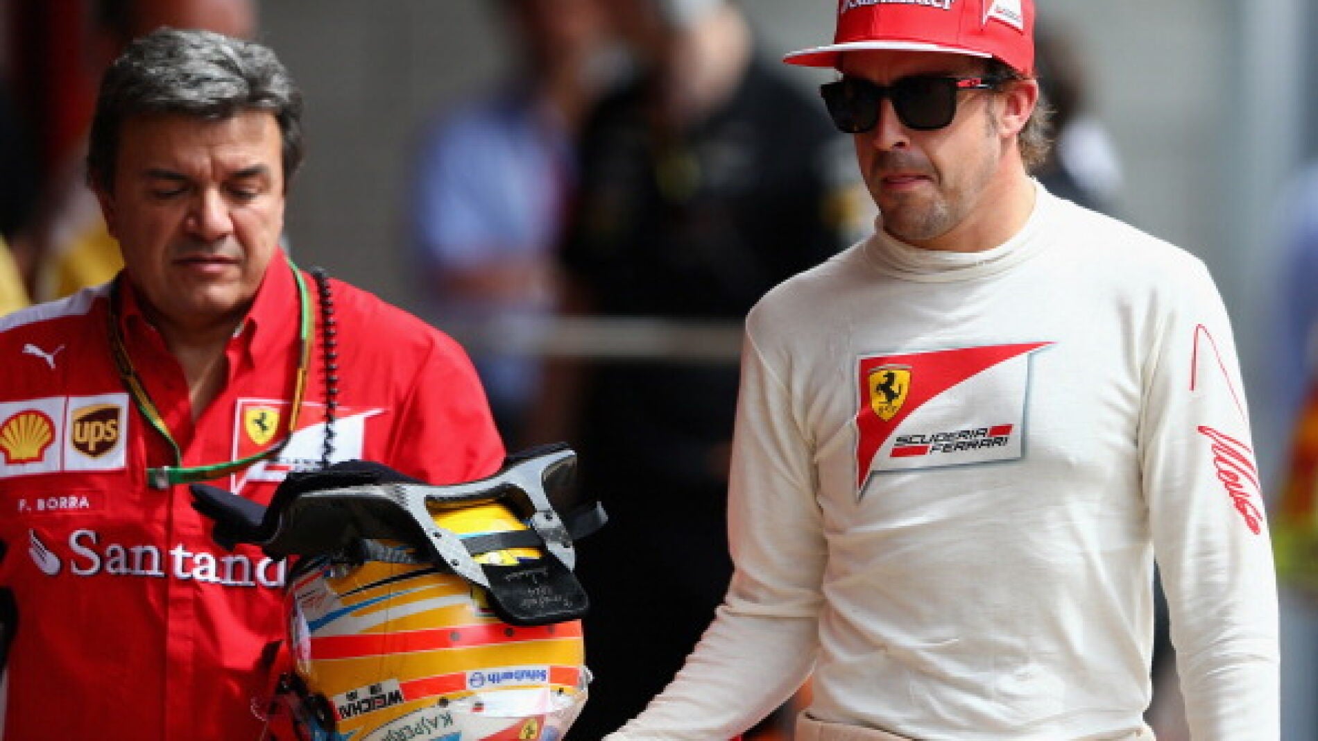 Alonso pasea en el pit lane