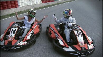 Nira Juanco 'se pica' con Lewis Hamilton en los karts 