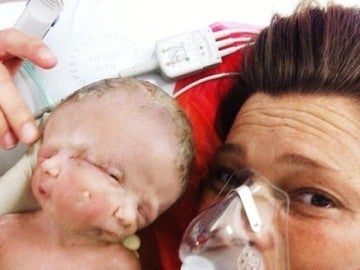 Foto de las Faith y Hope con su madre Foto de las Faith y Hope con su madre