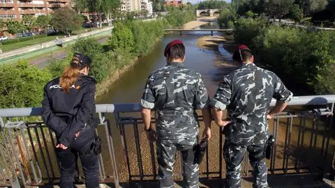La policía busca el arma en el río La policía busca el arma en el río