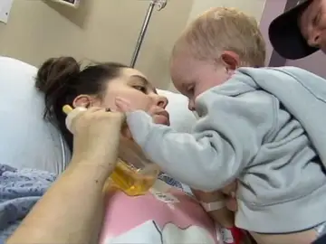 Christina Simoes y su hijo en el hospital Christina Simoes y su hijo en el hospital