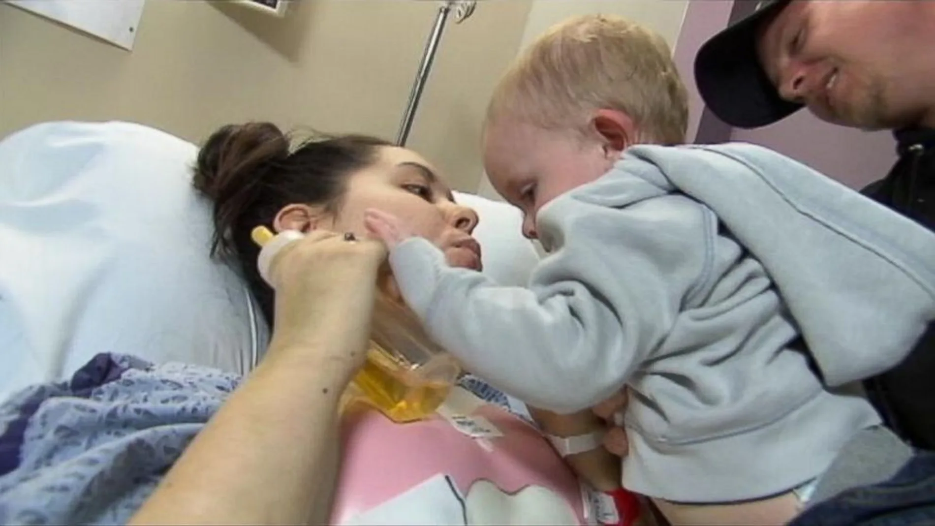 Christina Simoes y su hijo en el hospital Christina Simoes y su hijo en el hospital