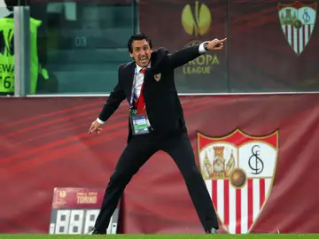 Unai Emery da instrucciones a sus jugadores Unai Emery da instrucciones a sus jugadores