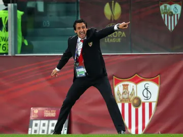Unai Emery da instrucciones a sus jugadores Unai Emery da instrucciones a sus jugadores