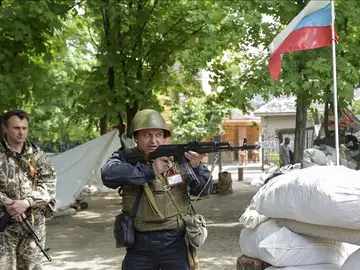 Prorrusos armados vigilan una barricada Prorrusos armados vigilan una barricada