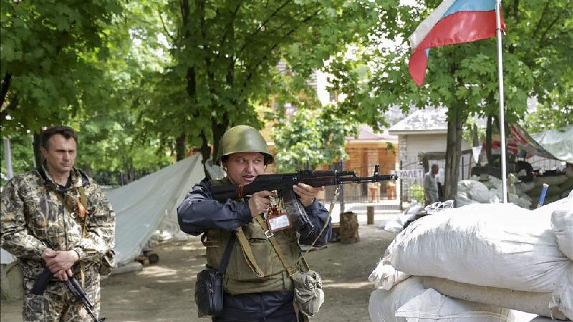 Prorrusos armados vigilan una barricada