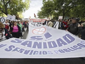 Varios manifestantes portan una pancarta