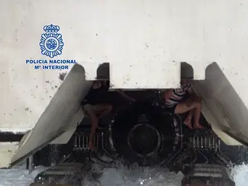 Inmigrantes ilegales en los patines de un ferry Inmigrantes ilegales en los patines de un ferry