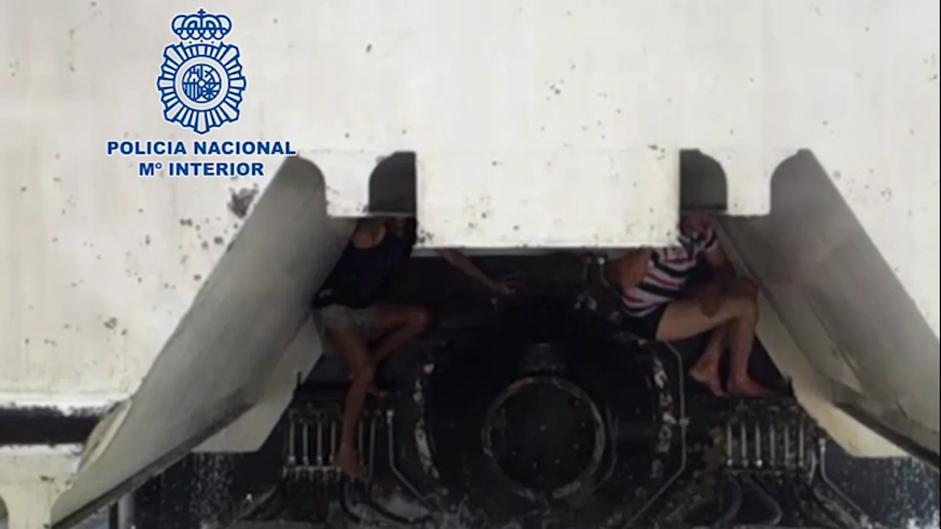 Inmigrantes ilegales en los patines de un ferry Inmigrantes ilegales en los patines de un ferry