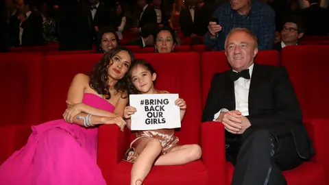 Salma Hayek y Gene Hackman apoyando la campaña #BringBackOurGirls Salma Hayek y Gene Hackman apoyando la campaña #BringBackOurGirls