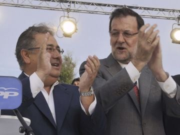 Juan Ignacio Zoido, junto a Mariano Rajoy en el mitin de Sevilla