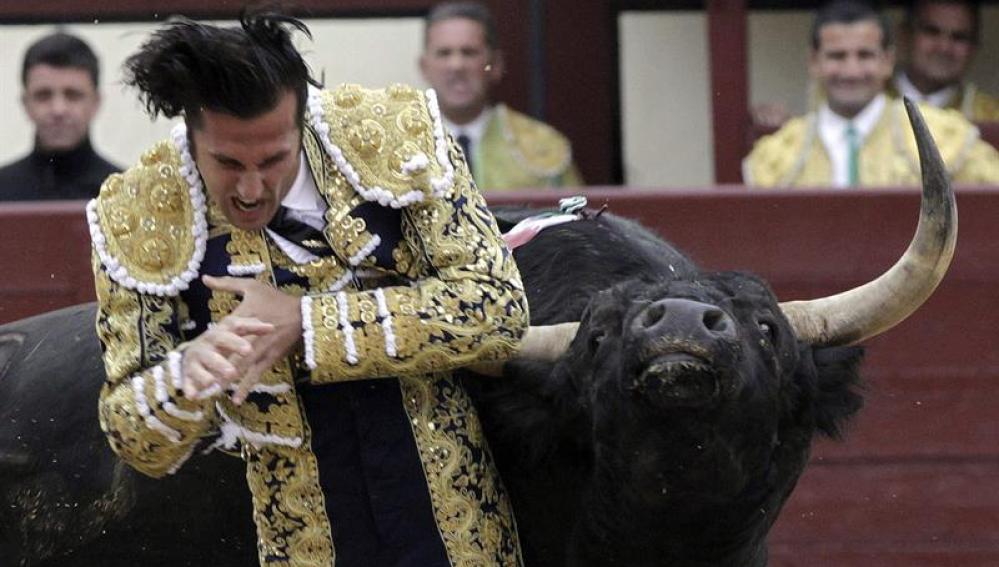 El diestro David Mora, arrollado por su primer toro