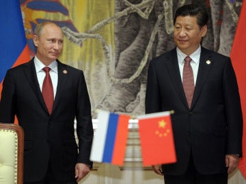 El presidente ruso, Vladímir Putin (i), y su homólogo chino, Xi Jinping, antes de firmar el acuerdo