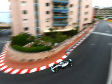 Hamilton, a toda velocidad en Mónaco