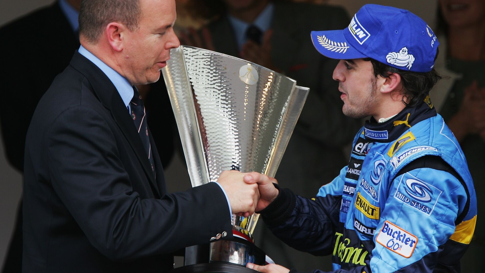Alberto de M&oacute;naco entrega el trofeo de campe&oacute;n a Alonso en 2006
