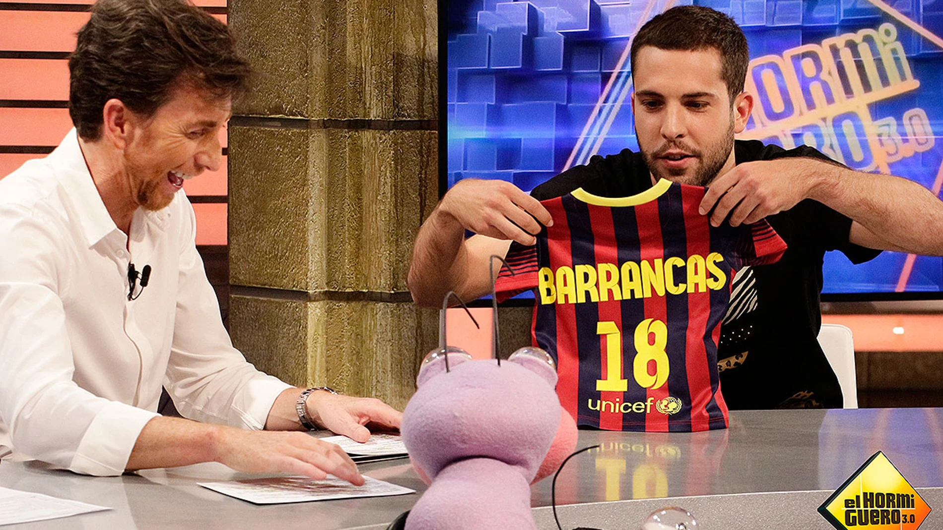 Jordi Alba regala una camiseta a Trancas y Barrancas