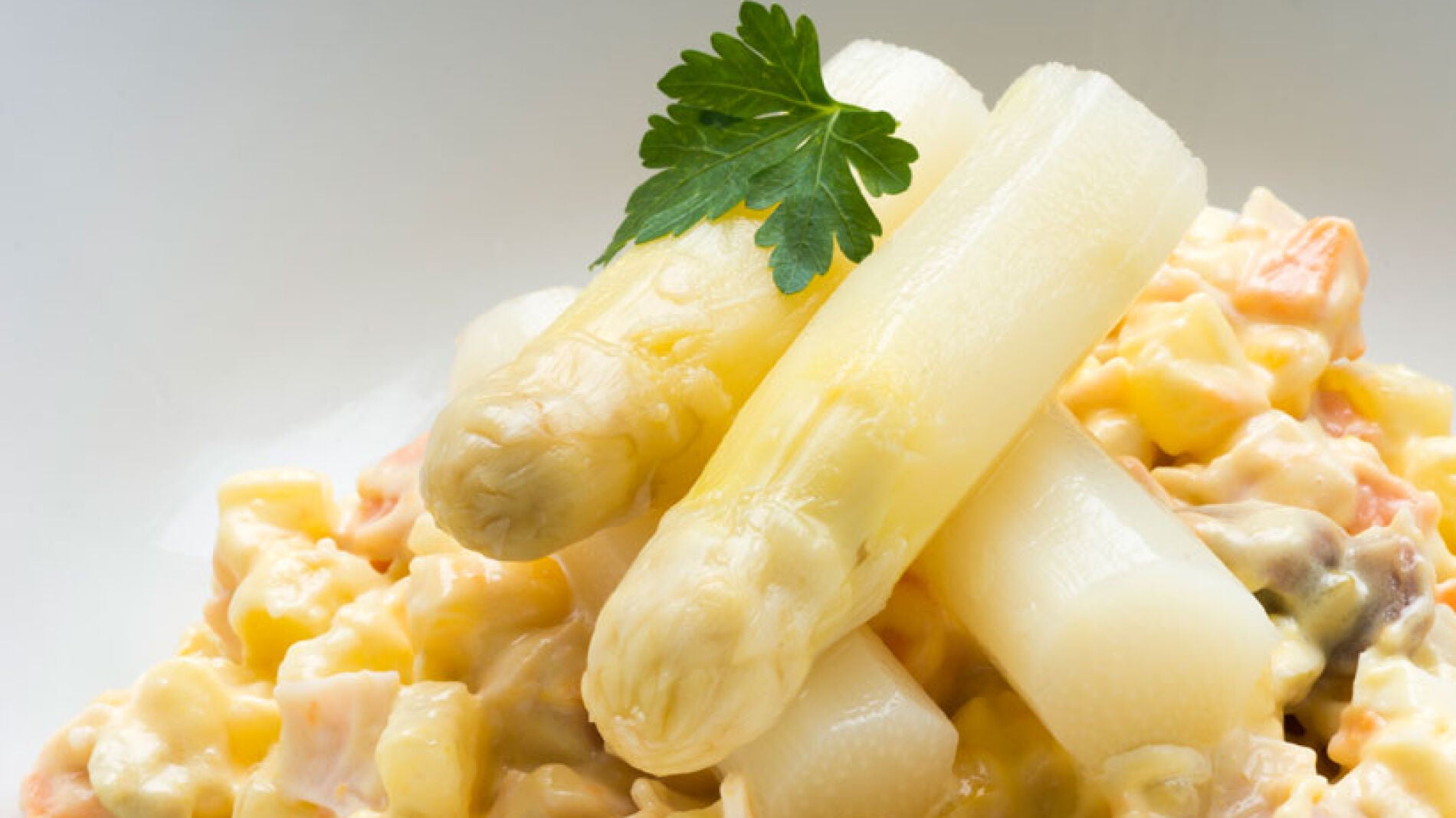 Ensaladilla de esp&aacute;rragos y pavo