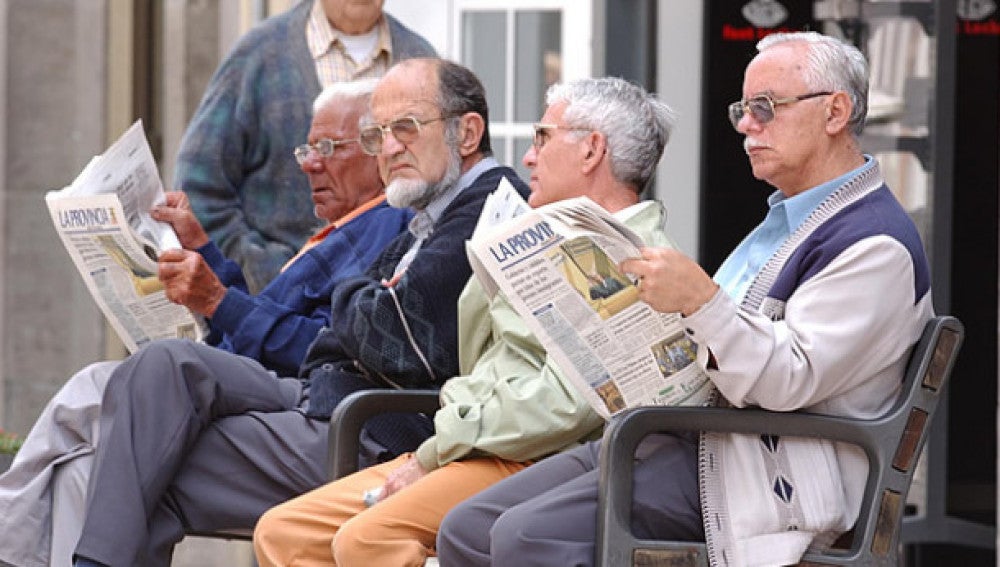 Ancianos leen el periódico