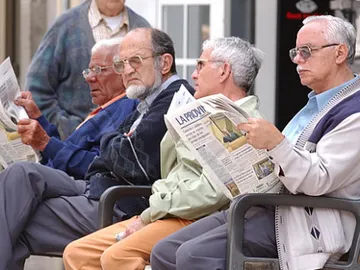 Ancianos leen el periódico Ancianos leen el periódico