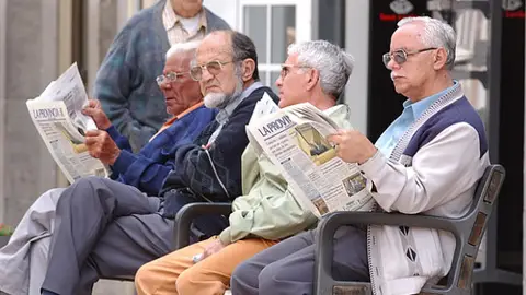 Ancianos leen el periódico Ancianos leen el periódico