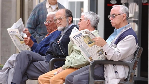 Ancianos leen el periódico Ancianos leen el periódico