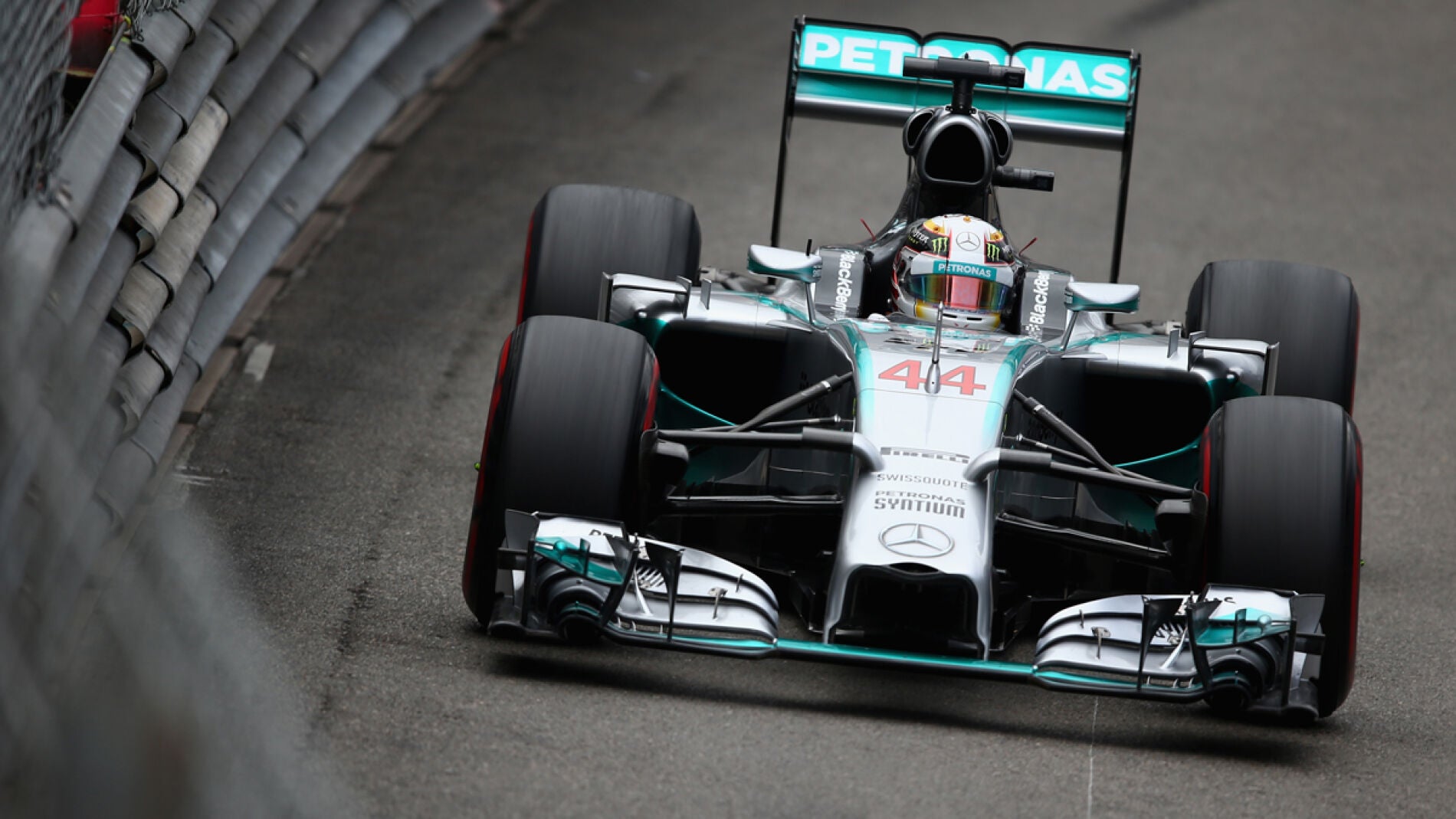 Hamilton apura el muro monegasco