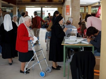 Una monja vota en la mesa electoral