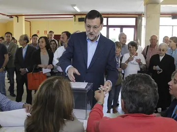 El presidente Rajoy ejerce su derecho al voto en Madrid. El presidente Rajoy ejerce su derecho al voto en Madrid.