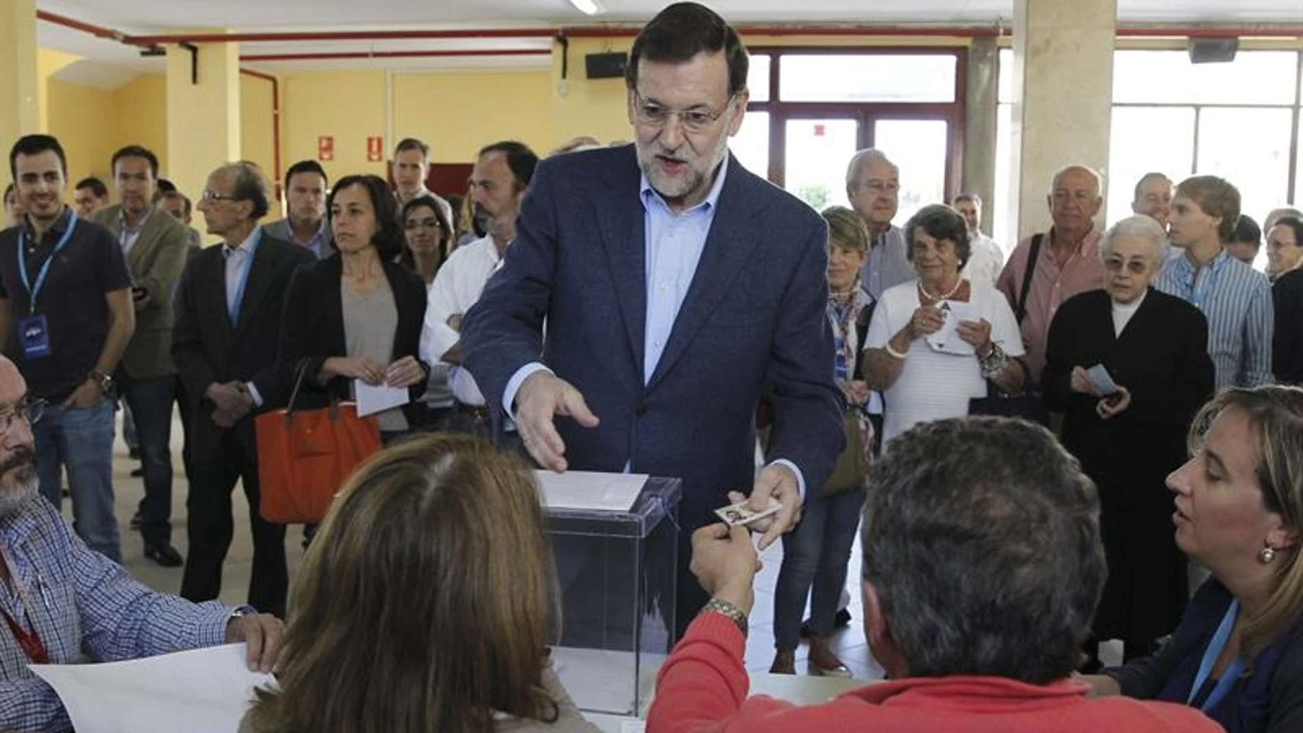 El presidente Rajoy ejerce su derecho al voto en Madrid.