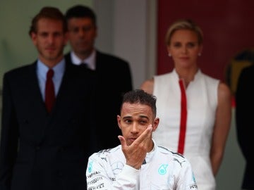 Lewis Hamilton en el podio de Mónaco