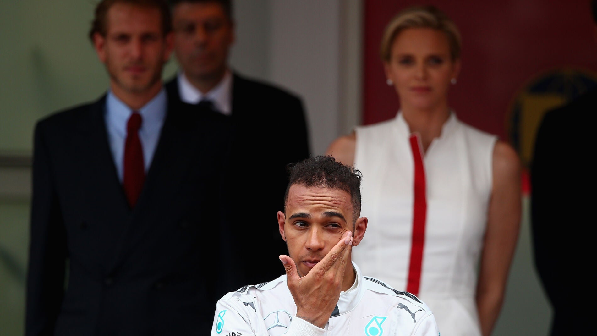 Lewis Hamilton en el podio de M&oacute;naco