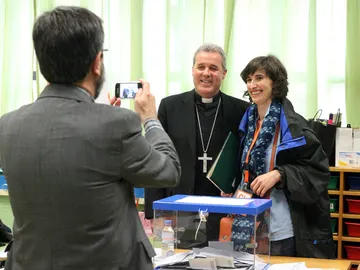 El obispo de Bilbao preside una mesa electoral El obispo de Bilbao preside una mesa electoral