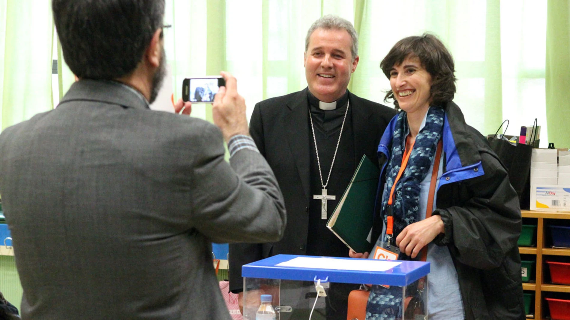 El obispo de Bilbao preside una mesa electoral