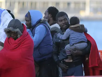Trece inmigrantes han sido rescatados en una patera en el puerto de Ceuta Trece inmigrantes han sido rescatados en una patera en el puerto de Ceuta