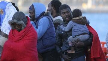 Trece inmigrantes han sido rescatados en una patera en el puerto de Ceuta