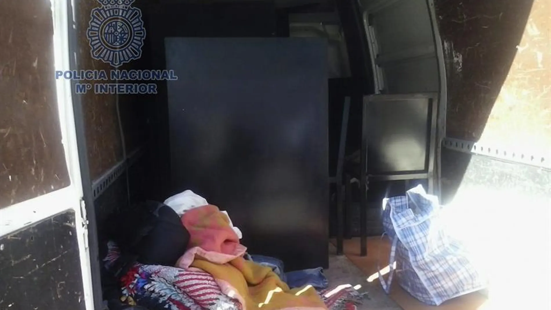 Interior de la furgoneta en la que se encontraba el armario. Interior de la furgoneta en la que se encontraba el armario.