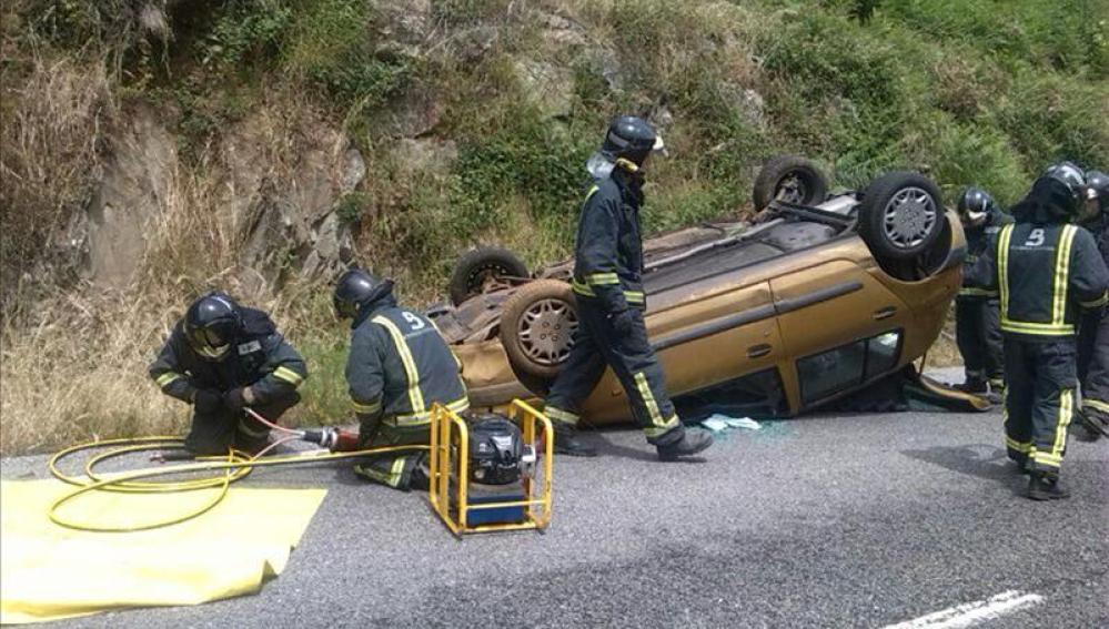 Fotografía facilitada por los Bomberos de Asturias del estado en el que quedó un vehículo siniestrado