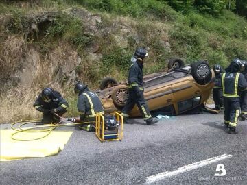 Fotografía facilitada por los Bomberos de Asturias del estado en el que quedó un vehículo siniestrado 