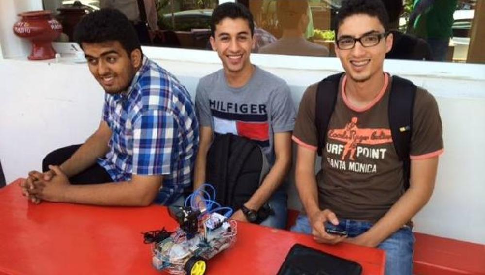 El robot 'Red Silence' con sus creadores