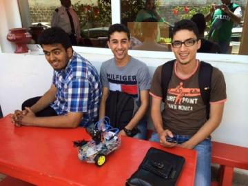 El robot 'Red Silence' con sus creadores El robot 'Red Silence' con sus creadores