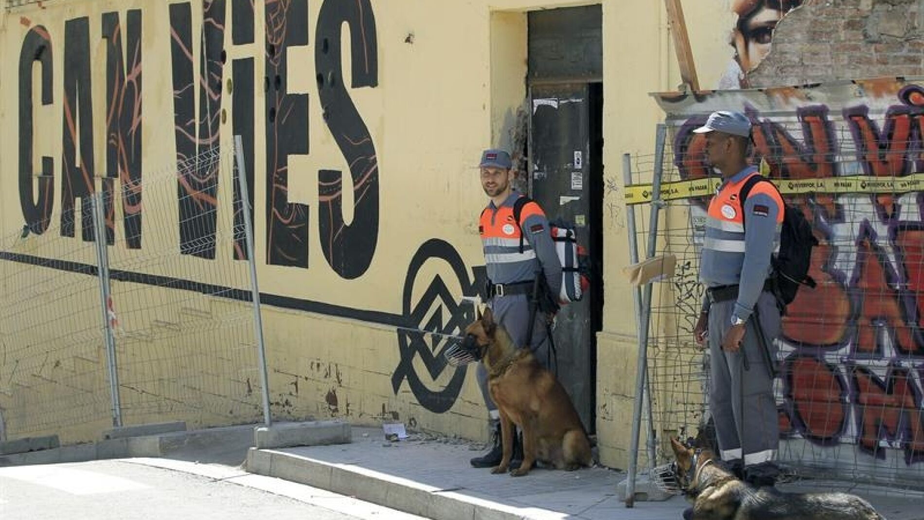 Agentes de seguridad vigilan el acceso a Can Vies.