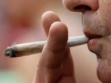 Imagen de archivo de un hombre fumando cannabis Imagen de archivo de un hombre fumando cannabis