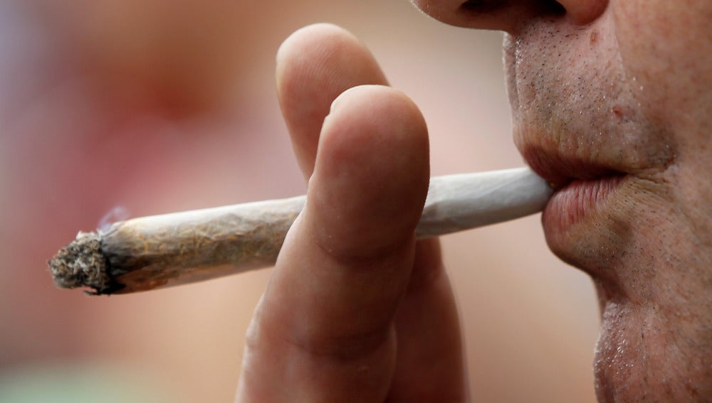 Imagen de archivo de un hombre fumando cannabis